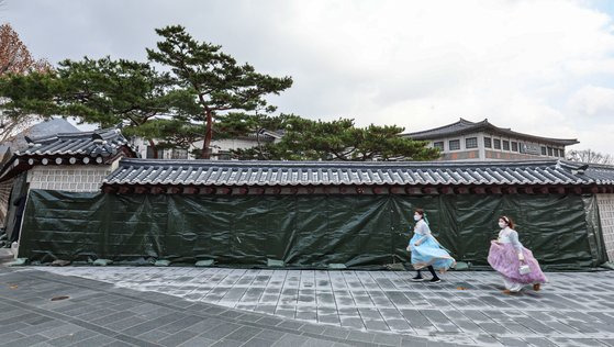 16일 오전 서울 종로구 경복궁 서쪽 담벼락에 낙서로 훼손된 부분이 천막으로 가려져 있다.    16일 종로경찰서에 따르면 이날 오전 2시 20분께 국립고궁박물관 방향 경복궁 서쪽 담벼락에 스프레이로 낙서가 돼 있다는 신고가 들어와 용의자를 추적 중이다. 뉴스1