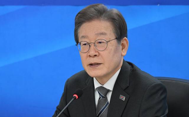 이재명 더불어민주당 대표가 11월27일 서울 영등포구 중앙당사에서 열린 윤석열 정부 ‘지방재정 파탄 해결’을 위한 민주당 지방정부 긴급 대책회의에서 모두발언을 하고 있다. 이한형기자