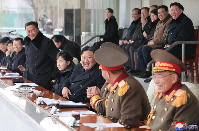 지난 2월 17일 북한 내각-국방성 체육경기대회때 김주애와 달리 뒷자리 끝에 밀려나 앉아있는 김여정 부부장. [연합뉴스]