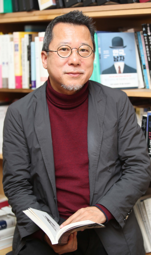 청하출판사 대표였던 장석주 시인은 마 교수와 함께 구속되는 아픔을 겪었습니다. 그는 한국인이 가장 사랑하는 시 가운데 하나인 ‘대추 한 알’의 시인입니다. ‘대추가 저절로 붉어질 리는 없다’는 시의 첫 번째 문장은 그냥 나온 문장이 아닌 것이지요. [매경DB]