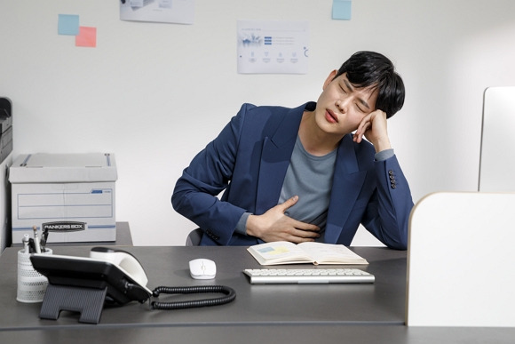 역류성 식도염에 걸리면 가슴 한복판이 따갑거나 쓰리는 느낌, 타는 듯한 불편감, 목구멍이나 입으로 신물 또는 쓴물이 올라오는 증상을 겪는다. 사진은 기사와 직접적인 관련 없음. /사진=이미지투데이