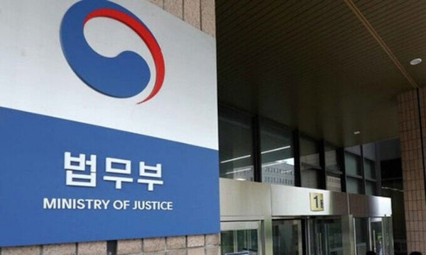 국제투자분쟁해결센터(ICSID) 취소위원회가 론스타 국제투자분쟁(ISDS) 사건 판정의 집행정지를 무조건부로 연장했다. 사진은 법무부 로고. /사진=뉴스1