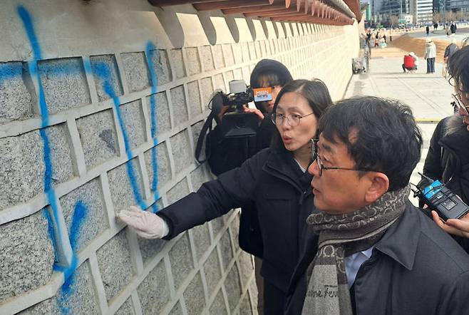 [서울=뉴시스] 고승민 기자 = 최응천 문화재청장이 16일 낙서로 훼손된 서울 경복궁 담장을 살피고 있다. (사진=문화재청 제공) 2023.12.16. photo@newsis.com *재판매 및 DB 금지