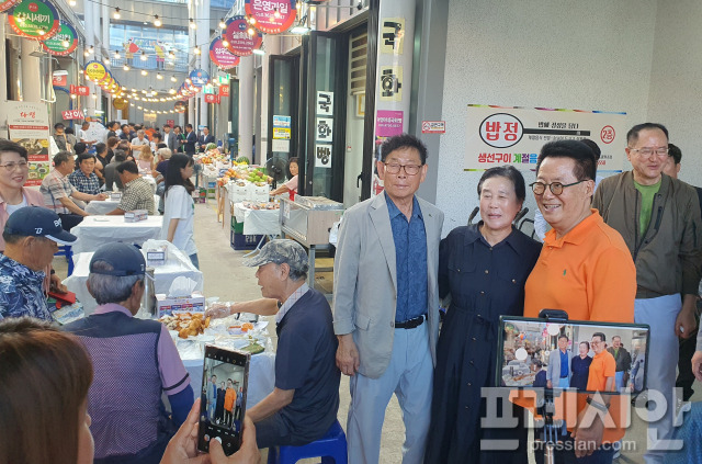 ▲박지원 전 국정원장이 해남매일시장을 찾아 주민들과 인사를 나누며 사진을 찍고 있다.2023.8.4ⓒ프레시안(박진규)