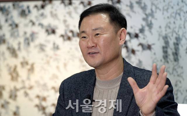 길승수 작가가 서울경제와 만나 "구주대첩에서 고려가 졌다면 현대의 우리는 아마 완전히 다른 세계에서 살고 있었을 것"이라고 말했다. 길 작가는 이날 서울 관악구 강감찬전시관에 전시된 강감찬의 구주대첩 기록화 앞에서 인터뷰를 진행했다. / 강신우PD