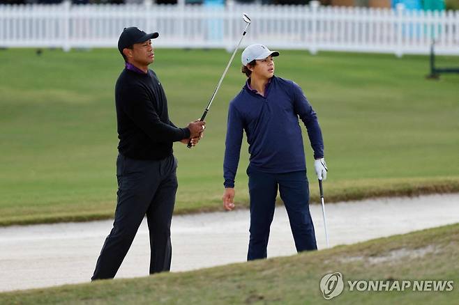 우즈(왼쪽)와 아들 찰리 [AFP=연합뉴스]