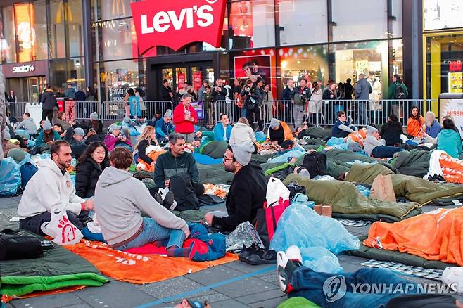 뉴욕서 '청년 노숙자' 심각성을 알리기 위한 노숙 시위 (뉴욕 AFP=연합뉴스) 16일(현지시간) 미국 뉴욕의 타임스퀘어에서 시민들이 청년 노숙자 문제의 심각성을 알리기 위한 '노숙 시위'를 벌이고 있다. 미국에서도 빈부 격차가 날로 커지면서 젊은층 노숙자들이 늘고 있다. 2023.11.17 kjw@yna.co.kr