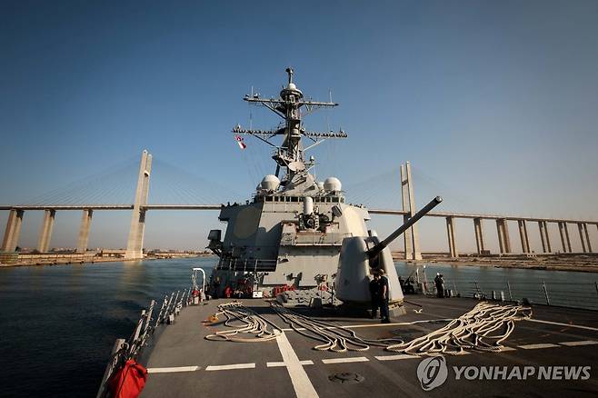 홍해서 공격받은 美 해군 구축함 카니호 (이집트 로이터=연합뉴스) 미국 국방부가 3일(현지시간) 홍해상에서 미 해군 구축함 카니호와 상선 여러 척이 공격받았다고 밝혔다. 예멘 후티 반군도 이날 홍해에서 선박 2척을 공격했다고 밝혔으나 이스라엘 관련 선박이라고 주장해 피격 대상을 두고 혼선이 빚어졌다. 사진은 알레이버크급 유도탄 구축함 USS 카니호가 지난 10월 18일 이집트 수에즈 운하를 통과하는 모습. [미 해군 제공] 2023.12.04 besthope@yna.co.kr