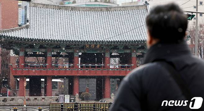 밤사이 기온이 떨어지며 영하권 날씨를 보인 16일 오전 서울 종로구 종로에 눈이 내리고 있다. 2023.12.16/뉴스1 ⓒ News1 장수영 기자