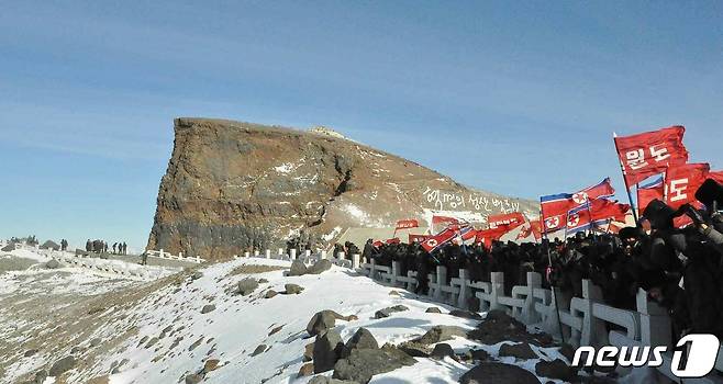 (평양 노동신문=뉴스1) = 북한 노동당 기관지 노동신문은 11일 "전국 청년학생들의 백두산지구 혁명전적지 답사행군대가 백두의 혁명전구를 편답하고 있다＂라고 보도했다. [국내에서만 사용가능. 재배포 금지. DB 금지. For Use Only in the Republic of Korea. Redistribution Prohibited] rodongphoto@news1.kr