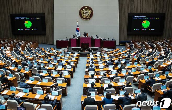 30일 오후 서울 여의도 국회에서 열린 제404회 국회(임시회) 제2차 본회의에서 조세특례제한법 일부개정법률안(대안)이 재석 231인, 찬성 179인, 반대 13인, 기권 39인으로 가결되고 있다. 2023.3.30/뉴스1 ⓒ News1 이재명 기자