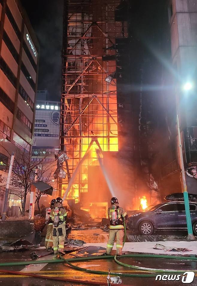 17일 오후 9시1분께 인천시 남동구 논현동 한 호텔 주차장에서 불이 났다는 신고가 119로 접수돼 대응 2단계를 발령하고 소방당국이 진화작업을 벌이고 있다. (인천소방본부 제공) 2023.12.17/뉴스1