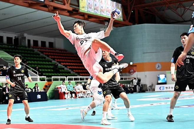 몸을 비틀며 슛을 시도하는 두산 김연빈 선수. 사진|한국핸드볼연맹