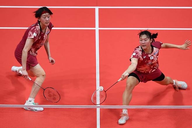 South Korea's Baek Ha-na (R) and Lee So-hee (L) play a point against Japan's Chiharu Shida and Nami Matsuyama during their women?s doubles match at the Badminton World Tour Finals in Hangzhou, in China?s eastern Zhejiang province on December 15, 2023. (Photo by AFP) / China OUT<저작권자(c) 연합뉴스, 무단 전재-재배포 금지>