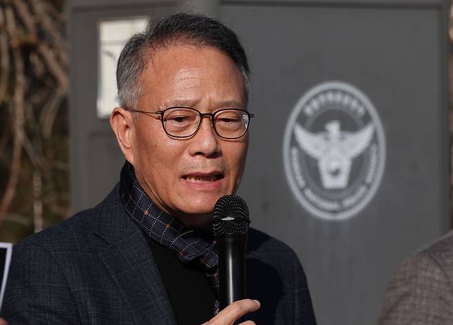 전두환 정권 시절 고문을 받고 프락치(신분을 속이고 활동하는 정보원) 활동을 강요당한 피해자 박만규 목사가 지난달 22일 오후 서울 서초구 서울중앙지법에서 국가를 상대로 낸 손해배상 소송 선고공판을 마친 뒤 열린 기자회견에서 발언을 하고 있다. /연합뉴스