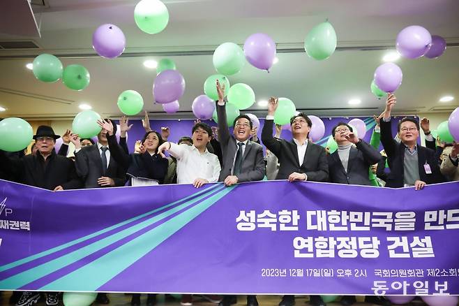 17일 금태섭 전 의원을 비롯한 새로운선택 주요 당직자들과 세번째권력 당직자들이 공동창당대회를 마무리하는 퍼포먼스를 선보이고 있다. 박형기 기자 oneshot@donga.com