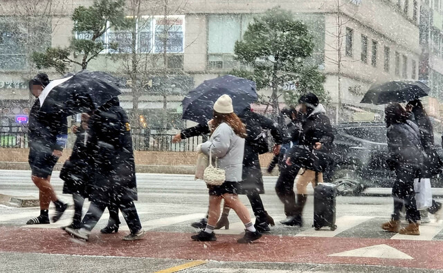 전국이 영하권의 강추위 날씨를 보이는 지난 16일 오후 경기도 고양시 일산 일대에 눈이 내리고 있다. 연합뉴스