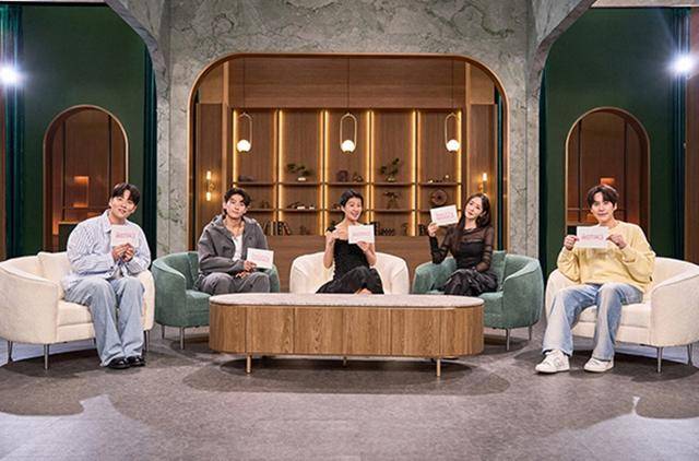 '솔로지옥'은 커플이 돼야만 나갈 수 있는 외딴섬, 지옥도에서 펼쳐지는 솔로들의 솔직하고 화끈한 데이팅 리얼리티 쇼다. 시즌1, 2 모두 큰 사랑을 받고 송지아 신슬기 최서은 덱스 등 출연자들이 뜨거운 인기를 누린 가운데 세 번째 이야기로 더욱 핫하게 돌아왔다. 넷플릭스 제공