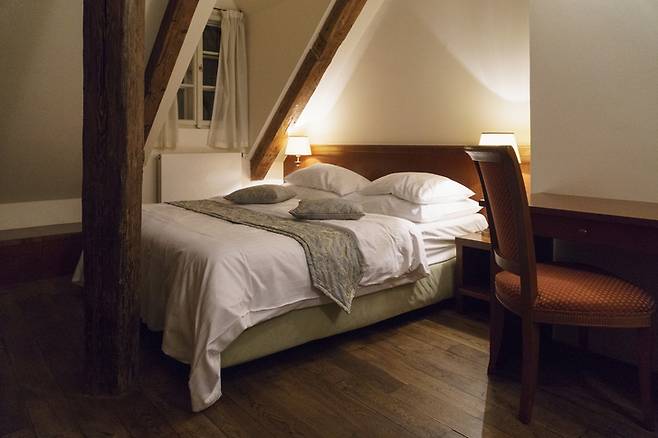 불을 켜고 자면 우울증, 당뇨병, 비만 등을 유발할 위험이 있어 끄고 자는 게 좋다./사진=게티이미지뱅크