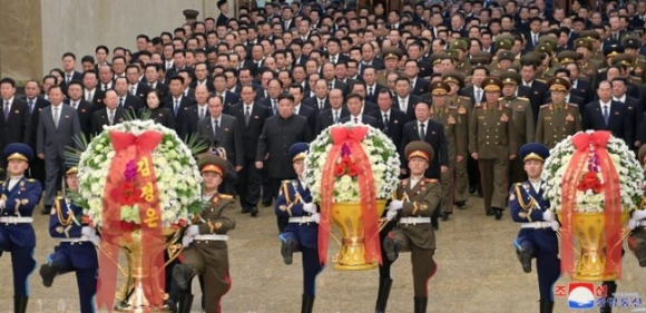 [서울=뉴시스] 김정은 북한 국무위원장이 김정일 국방위원장 사망 12주기를 맞아 금수산태양궁전을 참배했다. (사진=조선중앙통신 캡쳐) 2023.12.17.  [사진=뉴시스]