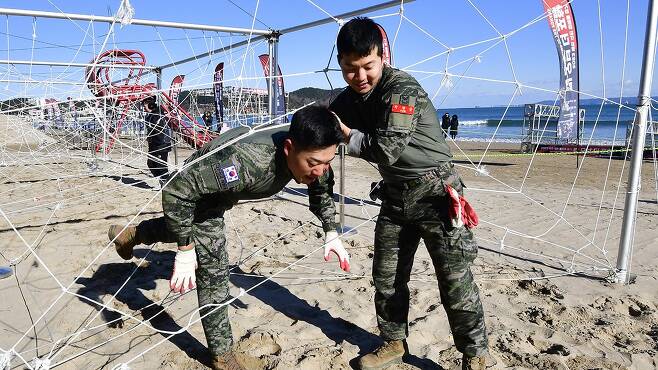 '킹 오브 더 포항' 대회에 출전한 해병대원들이 장애물을 통과하고 있다. 뉴스1