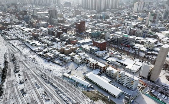 대설주의보가 발효됐다가 해제된 17일 오전 광주 북구 광주역 철로와 인근 주택가에 눈이 쌓여 있다. 연합뉴스