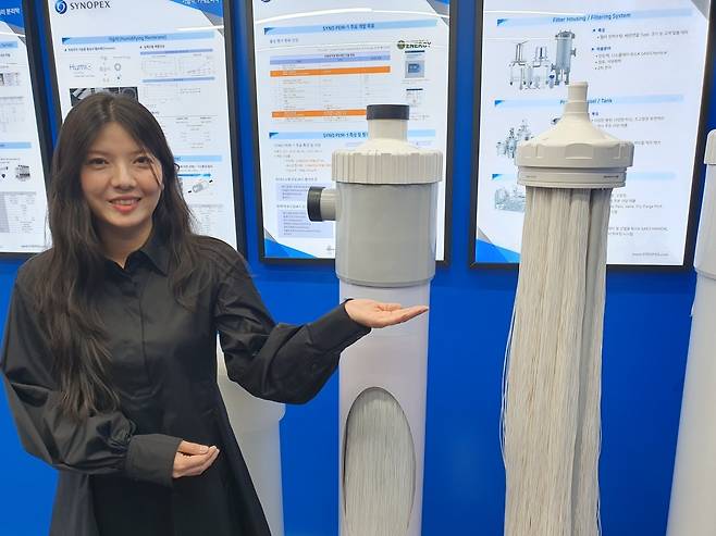 박향숙 시노펙스 프로가 멤브레인 필터를 소개하고 있다. 화성=윤현주 기자