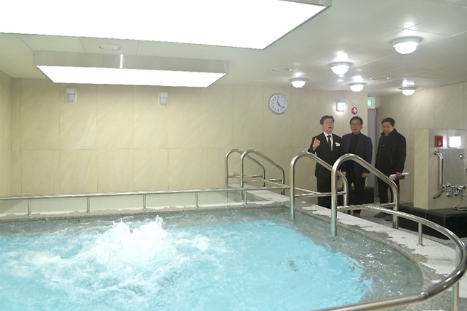 지난 14일 서울 중구 신당동 ‘어르신 헬스케어센터’에서 김길성 중구청장(왼쪽)이 공공목욕탕을 둘러보고 있다. 중구 제공