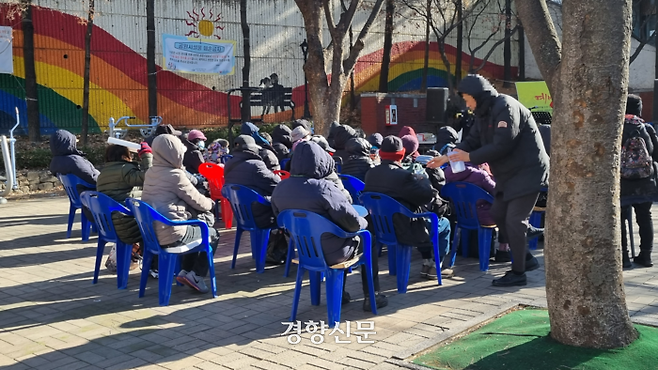 서울 용산구 동자동 새꿈어린이공원에서 17일 낮 12시 소망을찾는이교회의 주일예배가 열리고 있다. 전지현 기자