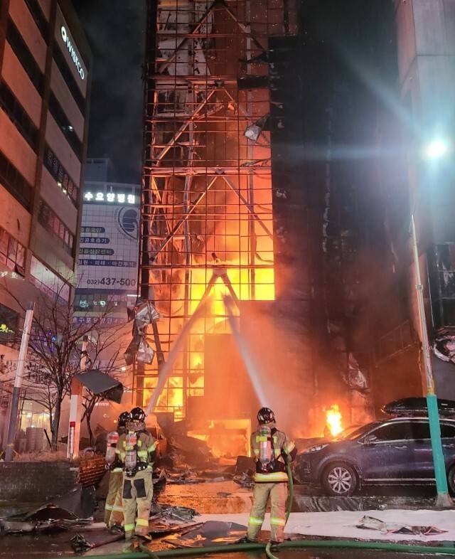 17일 오후 9시1분께 인천시 남동구 논현동 호텔 주차장에서 난 불을 소방당국이 진화하고 있다. 인천소방본부 제공