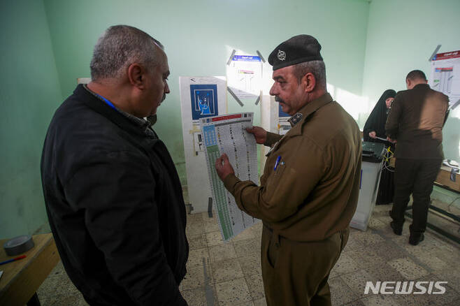[바그다드=AP/뉴시스]이라크의 15개 주에서 16일 실시된 지방선거 사전투표에서 보안군 병사들이 투표에 참가하고 있다.  2023.12.17.