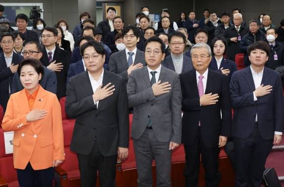 17일 국회 의원회관에서 열린 새로운선택 창당대회에서 참석자들이 국기에 대한 경례를 하고 있다. 연합뉴스