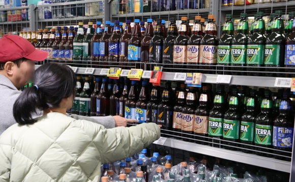 고민되는 맥주 가격 - 사진은 11일 서울의 한 대형마트에 진열된 맥주 모습. 2023.12.11. 뉴시스