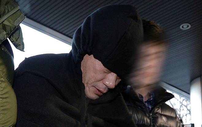 경북 문경에서 검거된 범인 강씨가 경찰서로 압송되고 있다. ⓒ뉴스1