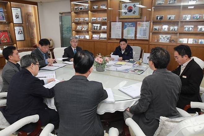 지난 15일 정영철 영동군수 충청권 광역철도 관련 회의 모습. 사진제공ㅣ영동군청