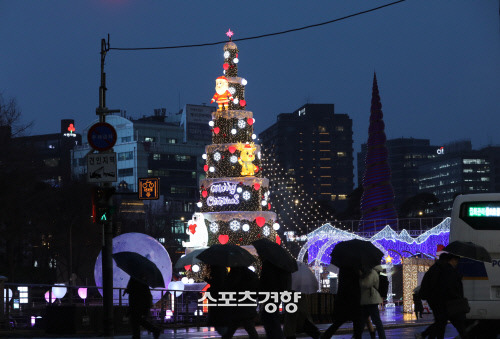 ‘2023 겨울, 청계천의 빛’  한수빈 기자