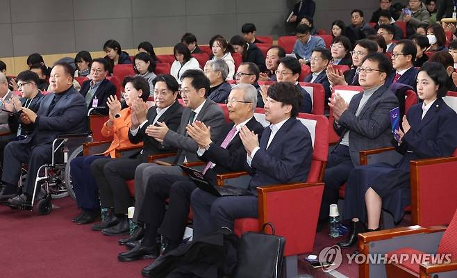 새로운선택-세번째권력 공동창당대회 (서울=연합뉴스) 신준희 기자 = 17일 국회 의원회관에서 열린 새로운선택-세번째권력 공동창당대회에서 참석자들이 박수를 치고 있다. 
앞줄 오른쪽부터 이준석 전 국민의힘 대표, 김종인 전 비대위원장, 금태섭, 조성주 새로운선택 공동대표, 양향자 한국의희망 대표, 무소속 이상민 의원. 뒷줄 맨 오른쪽은 류호정 정의당 의원. 2023.12.17 hama@yna.co.kr