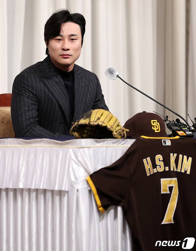 역대 한국인 선수 최초로 메이저리그(MLB) 내셔널리그 유틸리티 야수 부문 골든글러브를 수상한 샌디에이고 파드리스의 김하성이 20일 서울 강남구 청담동 호텔리베라에서 열린 공식 기자회견에서 취재진 질문을 경청하고 있다. 2023.11.20/뉴스1 ⓒ News1 김진환 기자