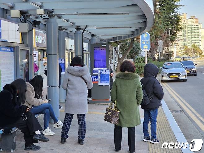 영하 5도의 아침 날씨를 기록한 18일 오전 8시 30분쯤 경남 창원시 성산구 상남동의 한 버스정류장에서 버스를 기다리는 시민들이 두터운 외투를 갖춰입고 있다. 2023.12.18 ⓒ 뉴스1 박민석 기자