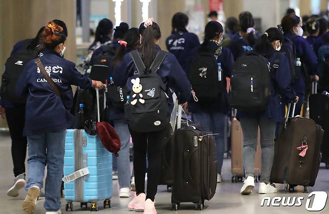 지난해 7월 인천국제공항 제1여객터미널 입국장에 외국인 근로자가 입국하고 있다. 2022.7.13/뉴스1 ⓒ News1 임세영 기자