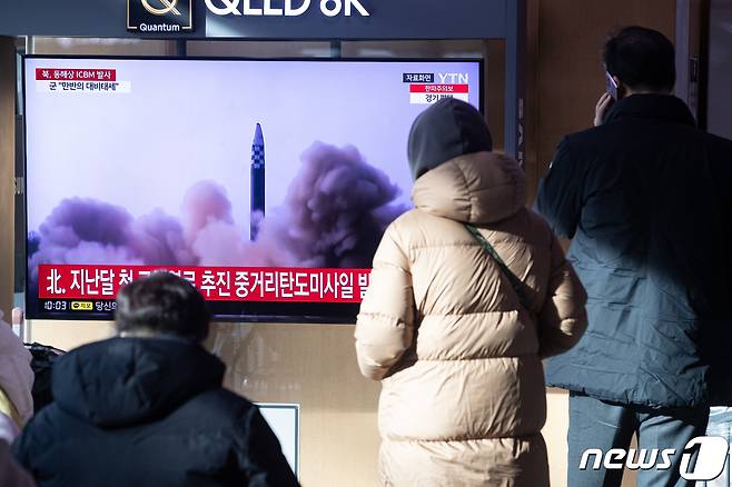 18일 서울역에서 시민들이 북한의 대륙간탄도미사일(ICBM) 도발 관련 뉴스를 지켜보고 있다. 2023.12.18/뉴스1 ⓒ News1 유승관 기자