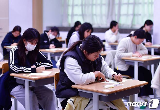 수능 수험생들이 답안지를 작성하고 있다. (사진은 기사 내용과 무관함) / 뉴스1 ⓒ News1 최창호 기자