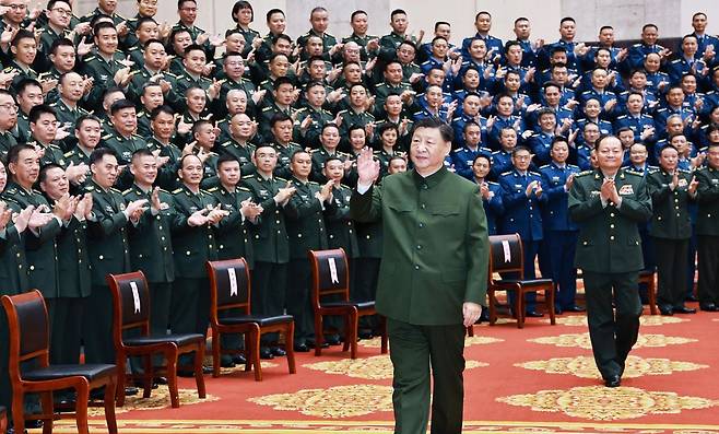 中 남부 시찰하는 시진핑 - 시진핑 중국 국가주석이 15일 중국 남부 광시좡족자치구 구도 난닝에서 주둔군 장교들과 만나 인사를 나누고 있다. 시진핑 체제 중국은 오는 26일 마오쩌둥 중국 초대 주석 탄생 130주년을 앞두고 각종 행사와 홍보물 제작을 통해 마오쩌둥의 업적과 생애를 기리고 있다. 중국의 국부(國父)로 불리는 마오를 띄워, 시진핑을 마오에 비견되는 지도자로 내세우려는 시도라는 평가가 나온다. /신화 연합뉴스