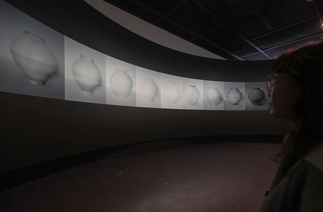 13일 서울시립미술관에서 열린 '구본창의 항해' 전시. 12개의 백자를 달이 뜨고 지는 형상으로 전시한 연작이 보인다./연합뉴스