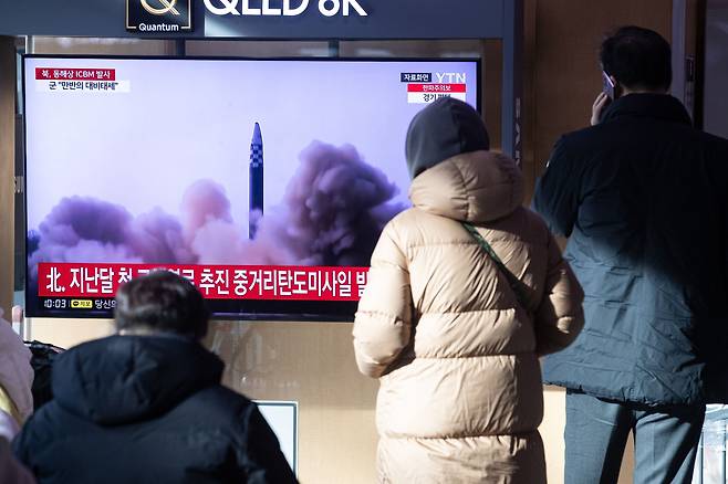 18일 서울역에서 시민들이 북한의 대륙간탄도미사일(ICBM) 도발 관련 뉴스를 지켜보고 있다. /뉴스1