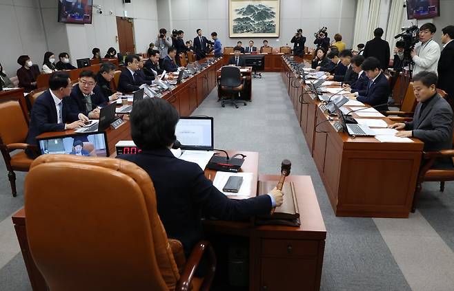 남인순 국회 정개특위 위원장이 5일 서울 여의도 국회에서 열린 정치개혁특별위원회 전체 회의에서 의사봉을 두드리고 있다. 2023.12.5 뉴스1