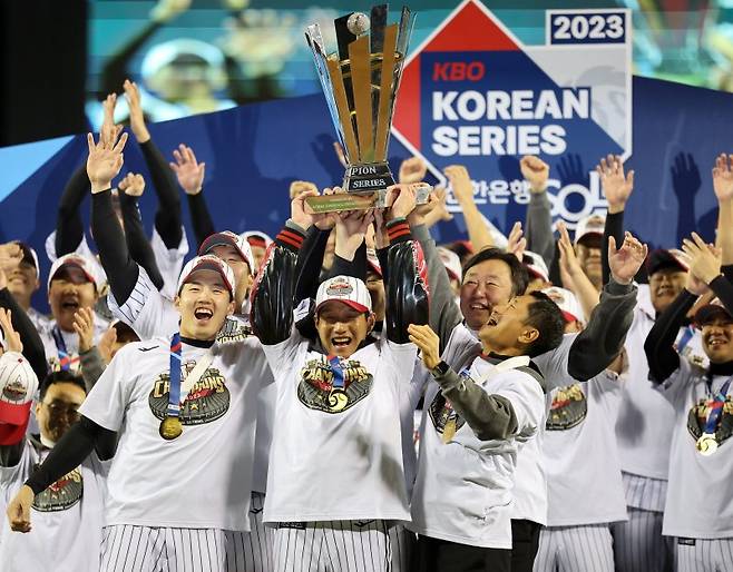 '2023 신한은행 SOL KBO 포스트시즌' 한국시리즈 우승을 차지한 LG 염경엽 감독, 김인석 스포츠단 대표, 차명석 단장, 임찬규 등 선수들이 우승 트로피를 들고 기념촬영을 하고 있다. 사진=뉴스1