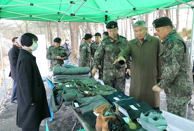 이기식 병무청장(오른쪽 두 번째)이 18일 경기도 화성시 육군 제51보병사단을 찾아 군 보급품 전시대를 둘러보고 있다.사진=병무청 제공