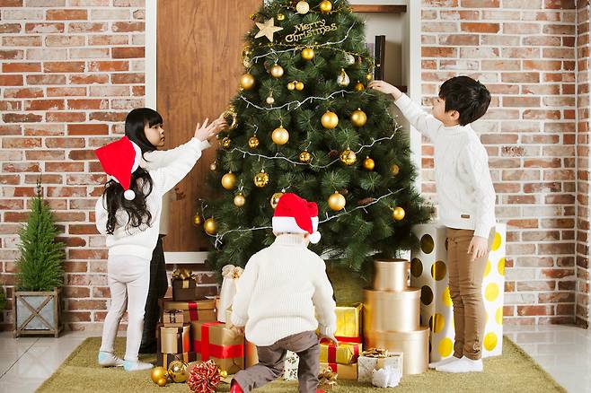 크리스마스트리를 주변에 가면 두드러기, 기침 등이 나타나는 사람들이 있어 주의해야 한다./사진=클립아트코리아