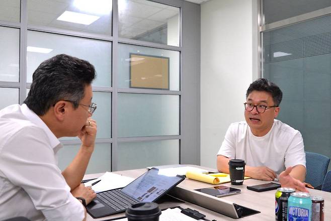 평소 궁금했던 부분을 질문하고 있는 김현 스쿨버스 대표 / 출처=IT동아